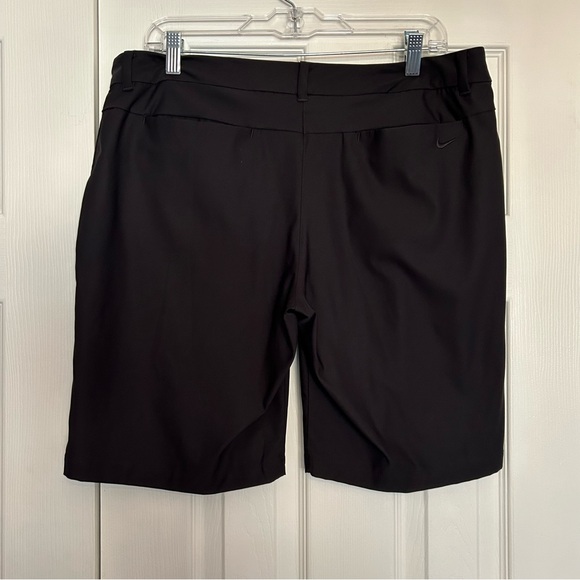 Women’s Golf Shorts - Picture 2 of 3